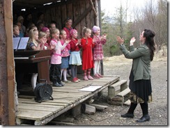 Skólakór_vortónleikar í Aldísarlundi_060510 009